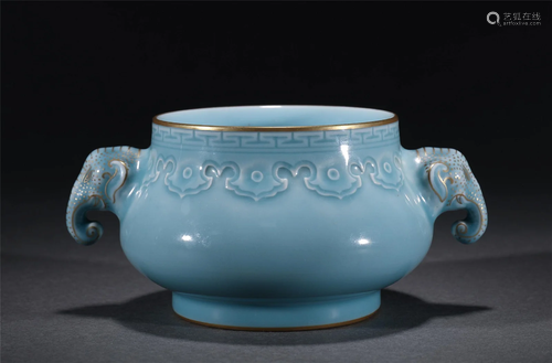 A CHINESE PORCELAIN CENSER