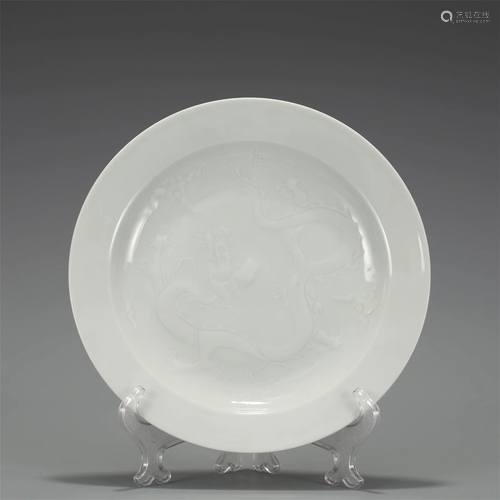 A CHINESE CELADON GLAZE PORCELAIN DISH