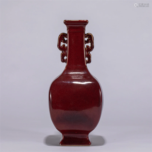 A CHINESE RED GLAZE PORCELAIN DOUBLE HANDLE SQUARE VASE