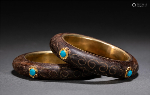 A PAIR OF CHINESE CHENXIANG BRACELET