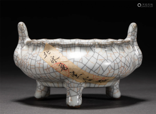 A CHINESE CRACKED GLAZE PORCELAIN DOUBLE HANDLE CENSER