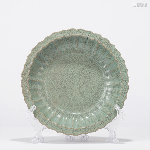 A CHINESE GUAN TYPE GLAZE PORCELAIN DISH