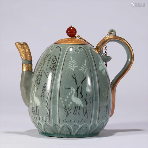 A CHINESE CELADON GLAZE PORCELAIN TEAPOT