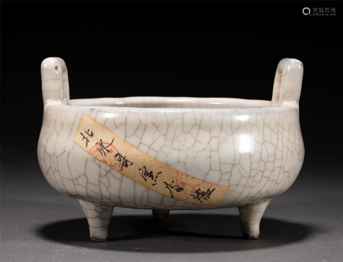 A CHINESE CRACKED GLAZE PORCELAIN TRIPOD CENSER