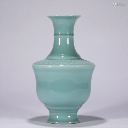 A CHINESE CELADON GLAZE PORCELAIN VASE