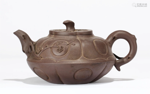 A CHINESE ZISHA CLAY TEAPOT