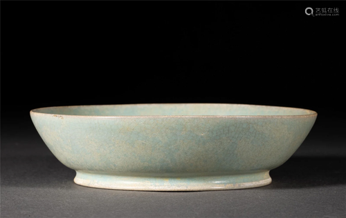 A CHINESE RU TYPE GLAZE PORCELAIN DISH