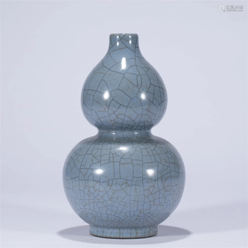 A CHINESE BLUE GALZE PORCELAIN GOURDS VASE