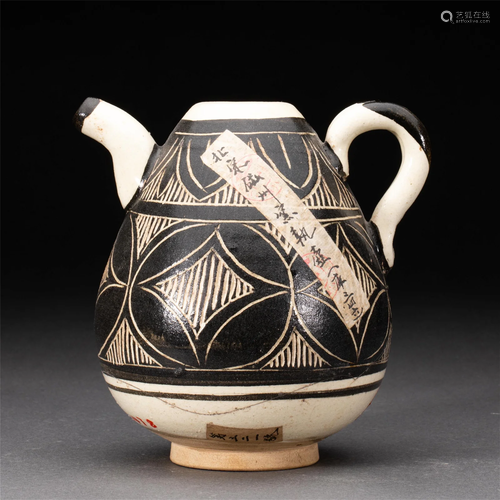 A CHINESE PORCELAIN EWER