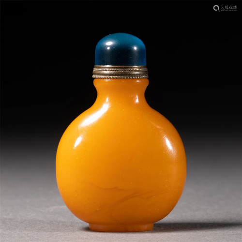 A CHINESE AMBER SNUFF BOTTLE