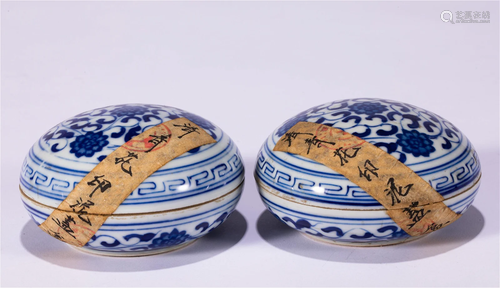 A PAIR OF CHINESE BLUE AND WHITE LIDDED BOX