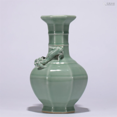 A CHINESE CELADON GLAZE PORCELAIN DRAGON VASE