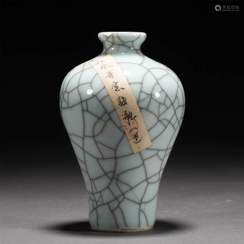 A CHINESE CRACKED GLAZE PORCELAIN VASE