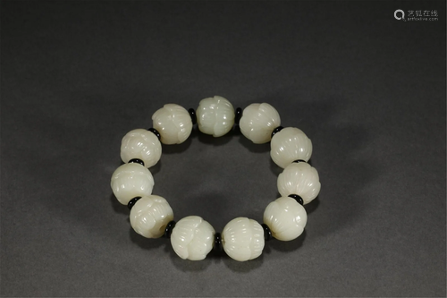 A CHINESE JADE LOTUS FLOWERS BRACELET