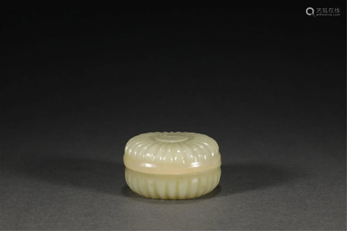 A CHINESE JADE LIDDED BOX