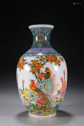 A CHINESE PEKING GLASS PHOENIX VIEWS VASE