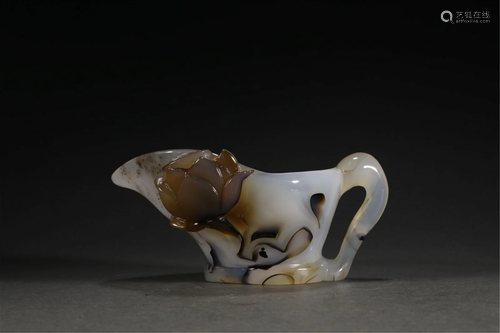 A CHINESE AGATE LOTUS FLOWERS HANDLE CUP