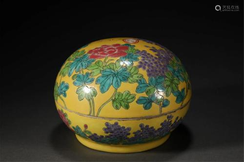 A CHINESE PORCELAIN FLOWERS LIDDED BOX