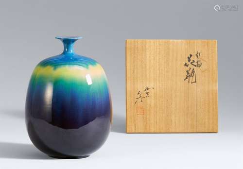 An elegant Kutani vase by Tokuda Masahiko III (1933-2009)