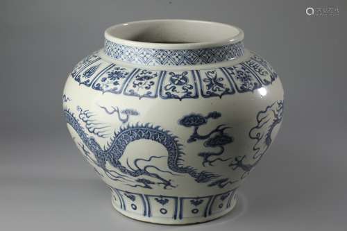 A BLUE AND WHITE  DRAGON JAR