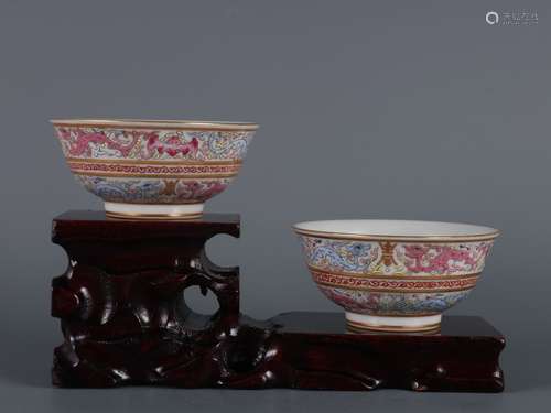 A PAIR OF FAMILLE ROSE  CUPS