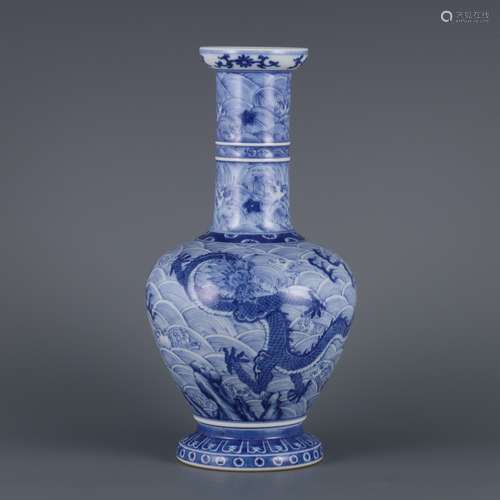 A BLUE AND WHITE  DRAGON VASE