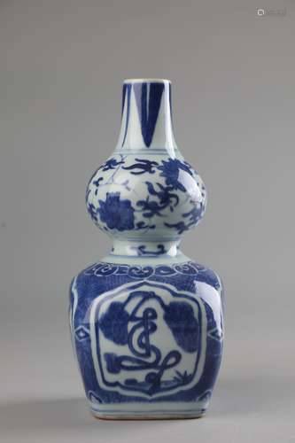 A BLUE AND WHITE FLOWER DOUBLE-GOURD VASE