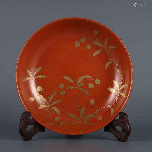 AN IRON-RED GOLD DECORATED FLOWER PLATE