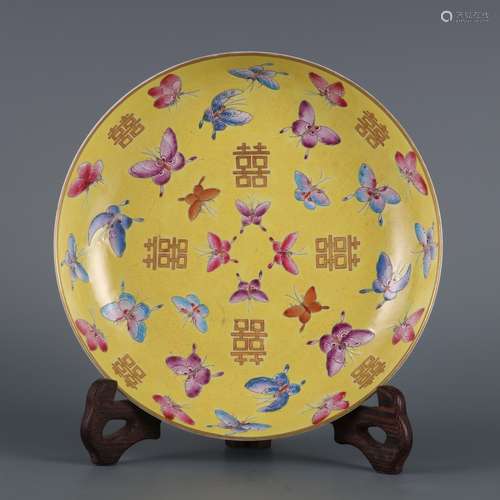 A FAMILLE ROSE  GILT-DECORATED BUTTERFLY PLATE