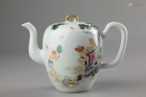 A FAMILLE ROSE  GILT-DECORATED TEAPOT