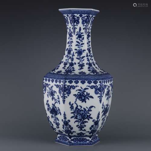 A BLUE AND WHITE HEXAGONAL VASE