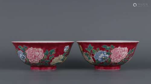 A PAIR OF FAMILLE ROSE  ROUGE BASED POENY BOWLS