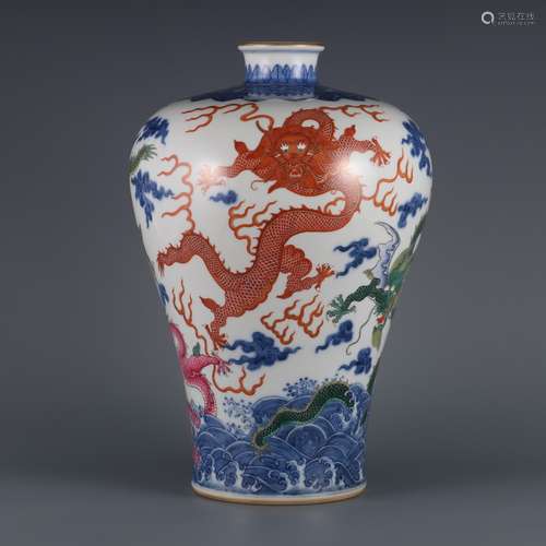 A BLUE AND WHITE FAMILLE ROSE  DRAGON VASE,MEI