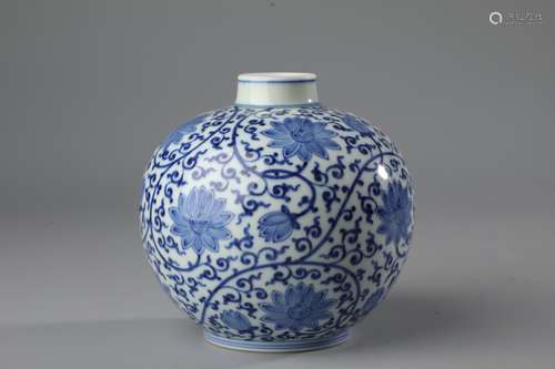 A BLUE AND WHITE FLOWER WATER POT