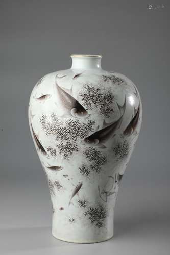 A GRISAILLE-DECORATED FISH VASE,MEI