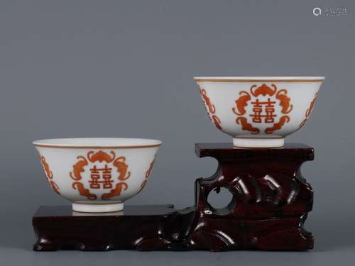 A PAIR OF IRON-RED GOLD DECORATED CUPS