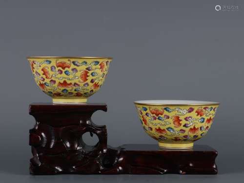 A PAIR OF YELLOW BASED FAMILLE ROSE CUPS