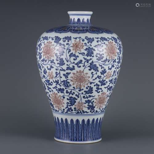 A BLUE AND WHITE COPPER-RED VASE,MEI