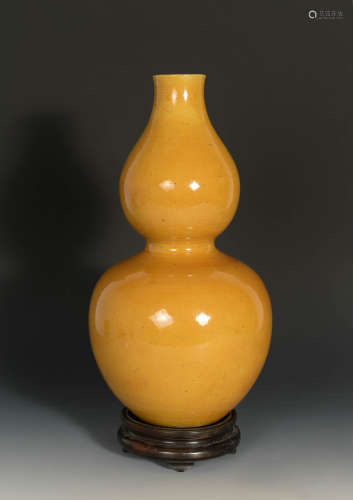 十九世纪早 黄釉葫芦瓶