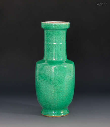 十九世纪 绿哥釉棒槌瓶