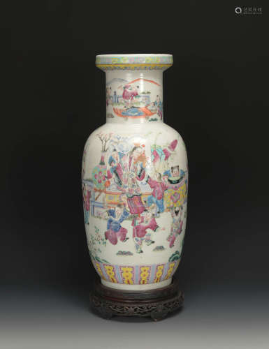 十九世纪 粉彩婴戏图棒槌瓶