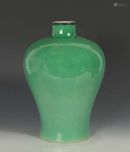十九世纪 绿釉梅瓶