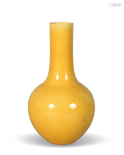 十九世纪 黄釉小天球瓶