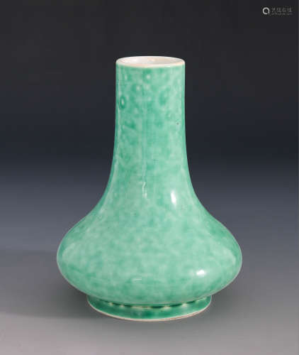 十九世纪 绿釉长颈瓶