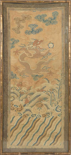 十八世纪 黄地织锦龙纹绣片镜框