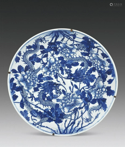 CHINESE PORCELAIN BLUE AND WHITE DOUBLE DRAGON PLATE