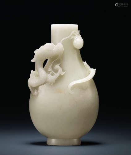 十八世纪 白玉蟠龙戏珠纹瓶
