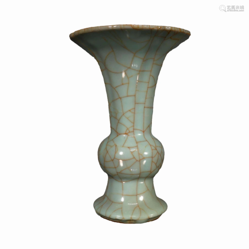 A Longquanyao Flower Vase