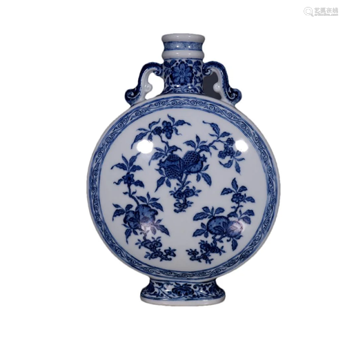 A Gorgeous Blue And White Three-fruit Flat Vase