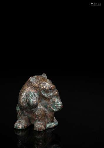 A BRONZE FIGURE OF A SEATED BEAR WITH GOLD AND SILVER INLAY